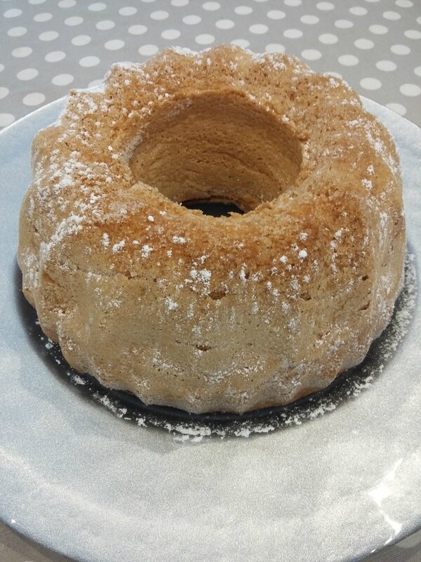 Gâteau de Savoie en forme de couronne saupoudré de sucre glace.