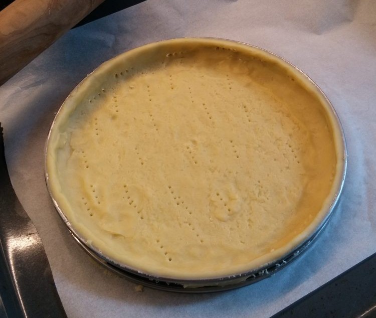 Fond de tarte en pâte sucrée maison cuit dans un cercle