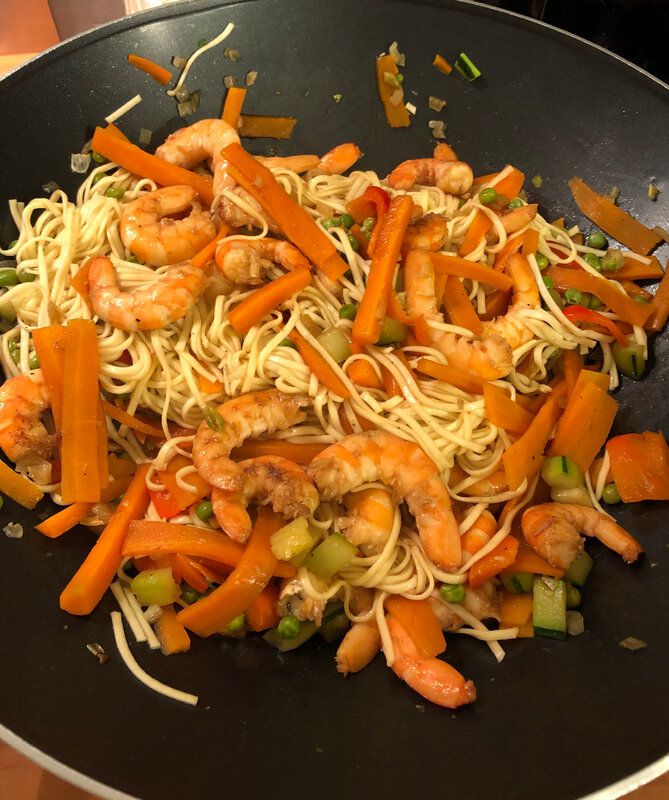 Nouilles sautées aux légumes accompagnées de&nbsp;crevettes