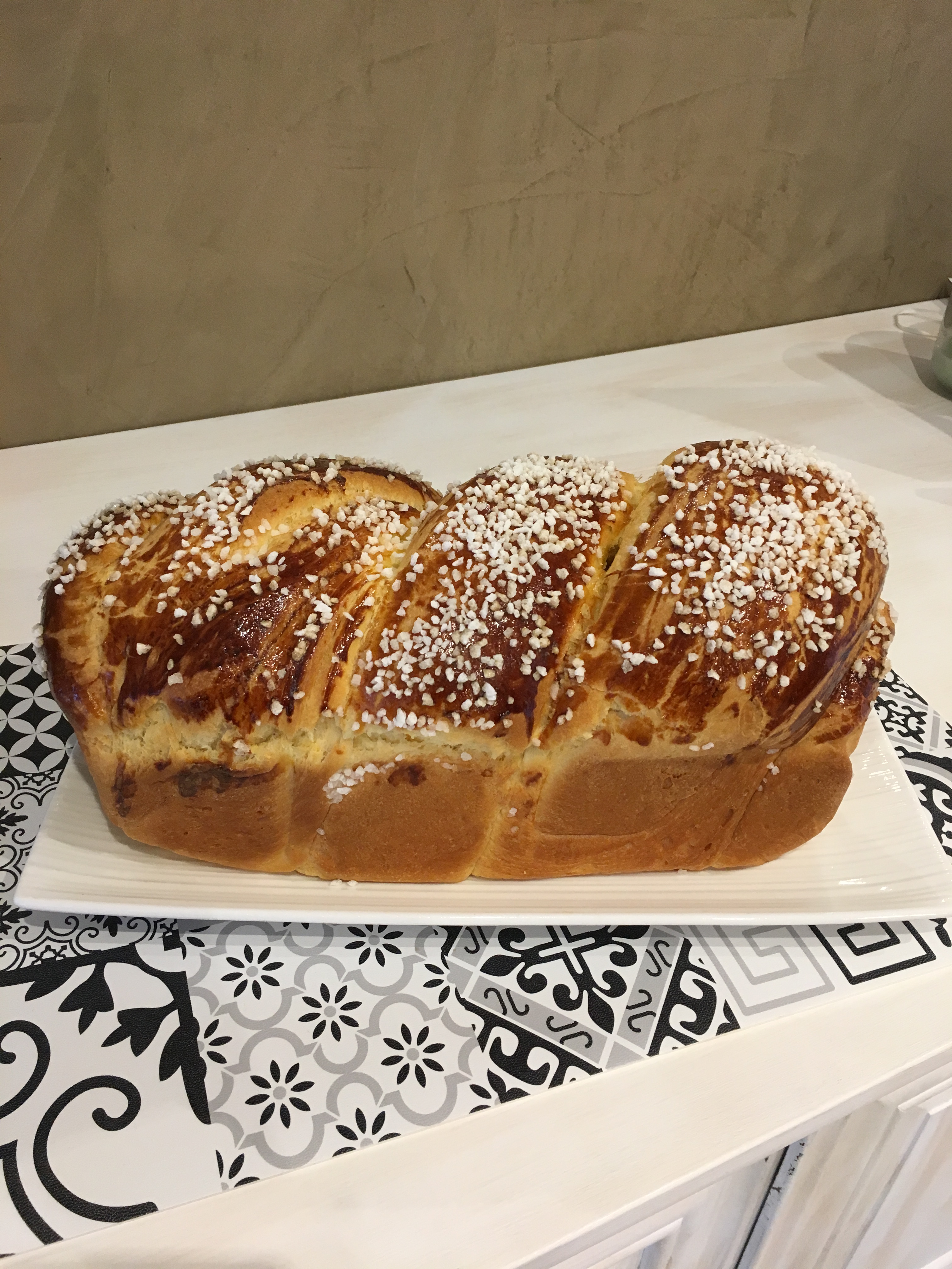 Brioche au beurre maison dorée dans un moule à cake