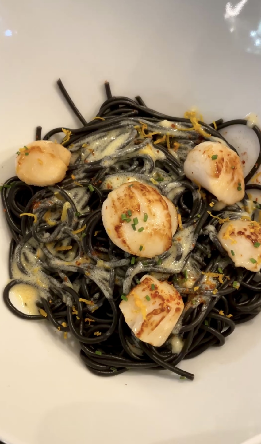 Spaghettis à l&rsquo;encre de seiche avec sa sauce à l&rsquo;orange et noix de St&nbsp;Jacques
