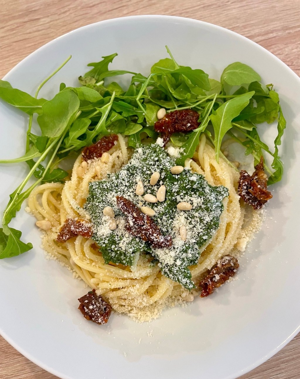 ​ Spaghettis, pesto d&rsquo;épinards maison, tomates&nbsp;séchées