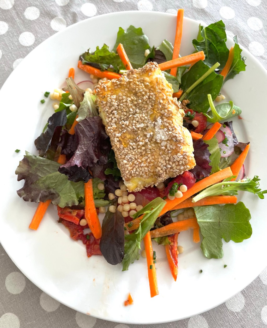 ​Salade de couscous tomates séchées, radis, accompagnée de feta&nbsp;panée