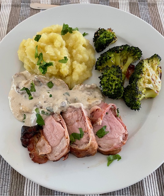 Filet mignon au lard accompagné d&rsquo;un écrasé de pommes de terre et de ses brocolis&nbsp;rôtis