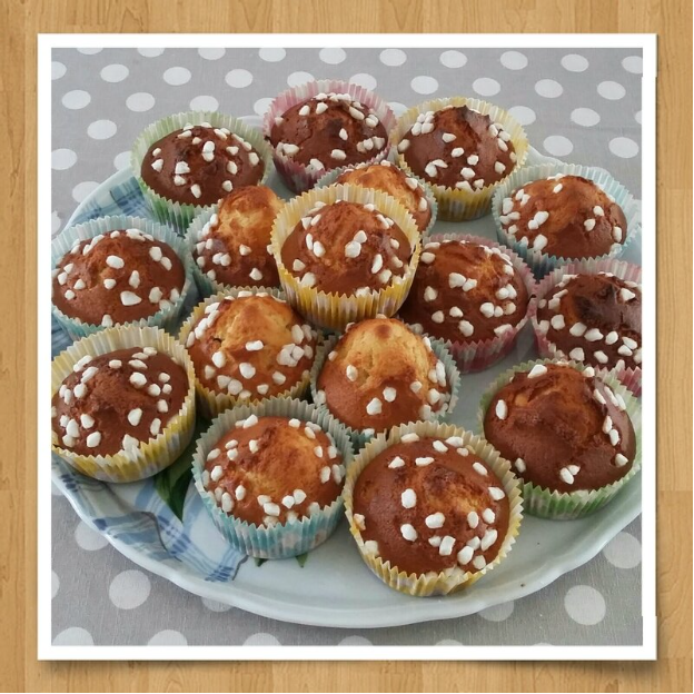 Madeleines en caissettes de papier avec du sucre perlé