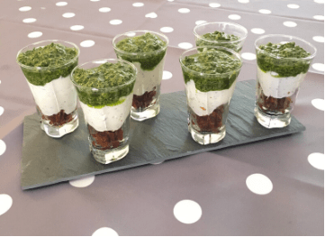 Verrines pesto de jeunes pousses, tomates&nbsp;séchées