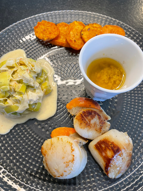 Noix de St Jacques avec son nid de poireaux crémeux accompagnés de chips au patate douce et de son beurre blanc à&nbsp;l&rsquo;orange