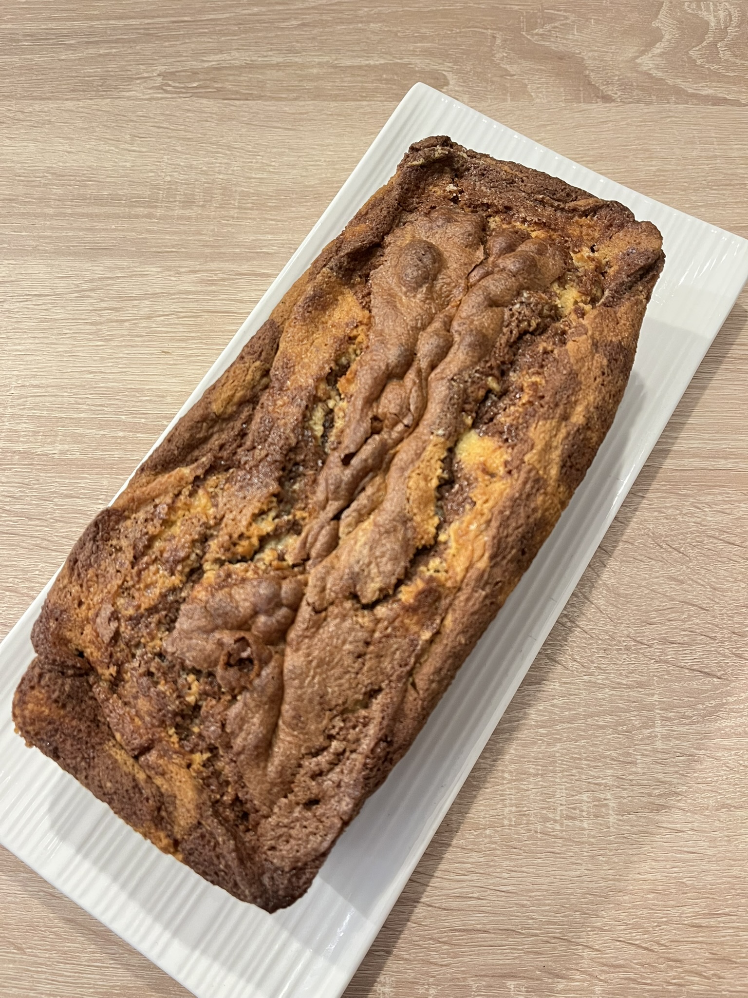 Cake marbré vanille chocolat sur un plat blanc