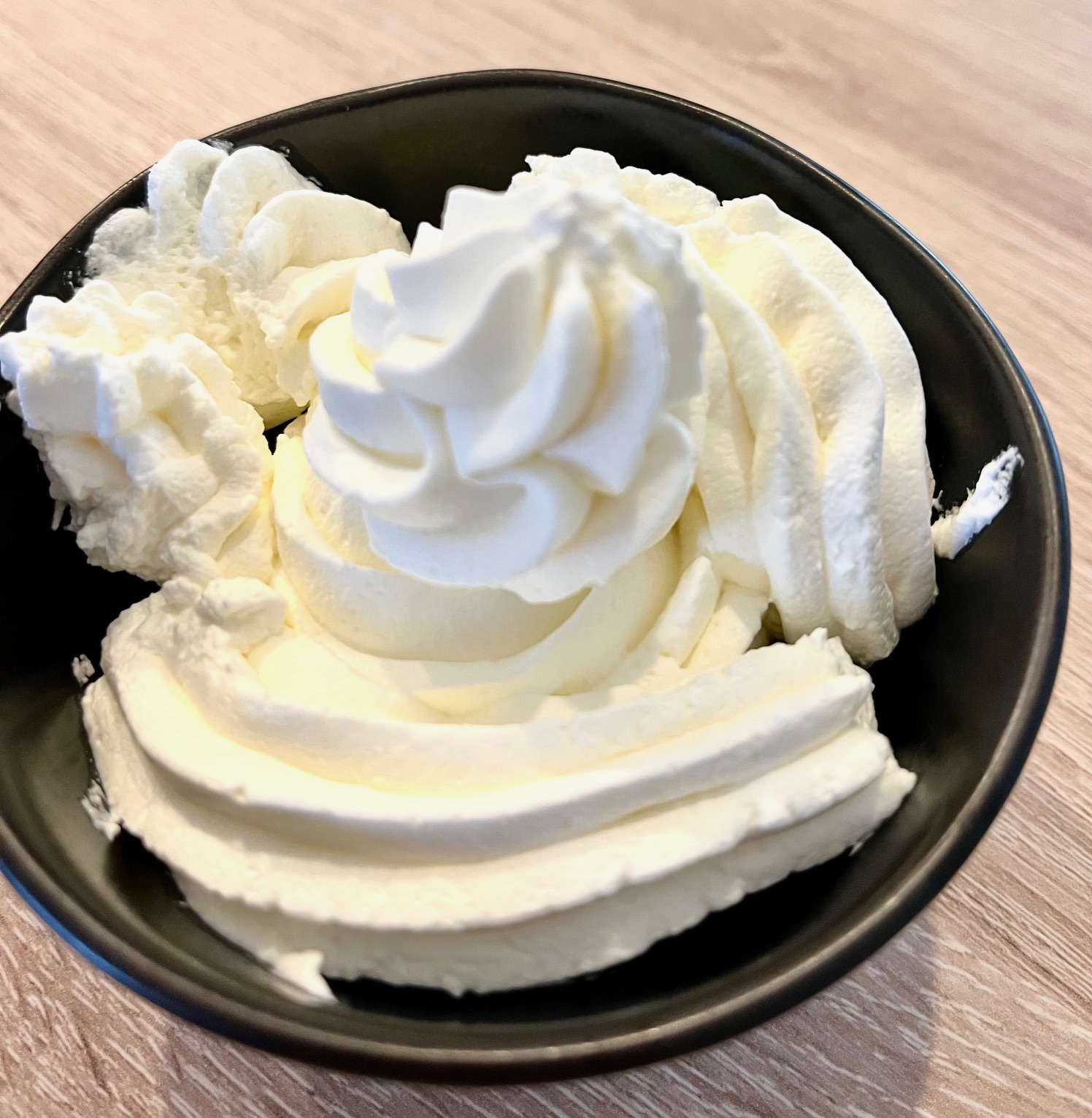 Chantilly maison au mascarpone fouettée, bien ferme, dans un bol.