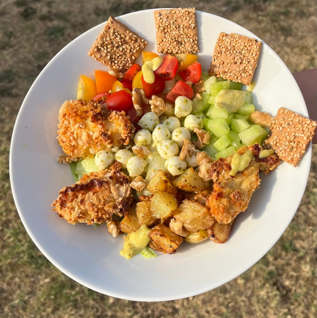 Nuggets de poulet maison en salade avec ses pommes de terre&nbsp;rôties
