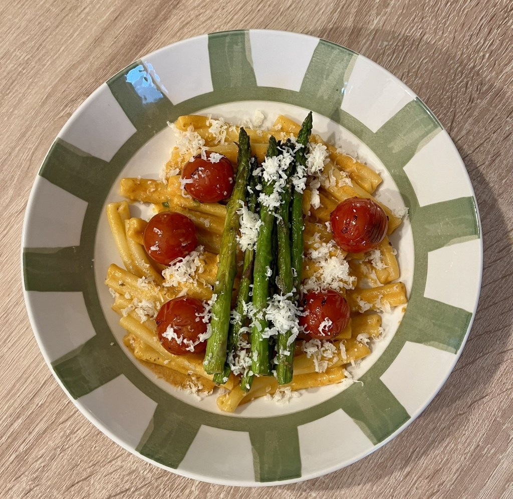 Pâtes crémeuses aux asperges et tomates rôties, fromage frais et pesto&nbsp;rosso