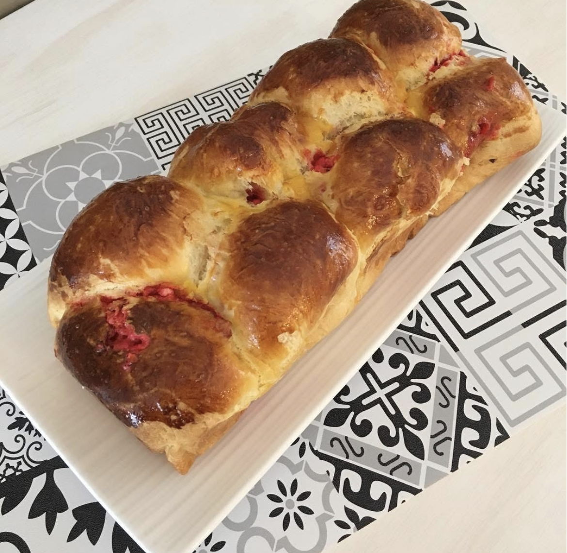 Pain de mie brioché au Tang zhong doré dans son moule Pâte du pain de mie avant et après la pousse Façonnage des boules de pain de mie brioché Tranche de pain de mie brioché à la mie filante