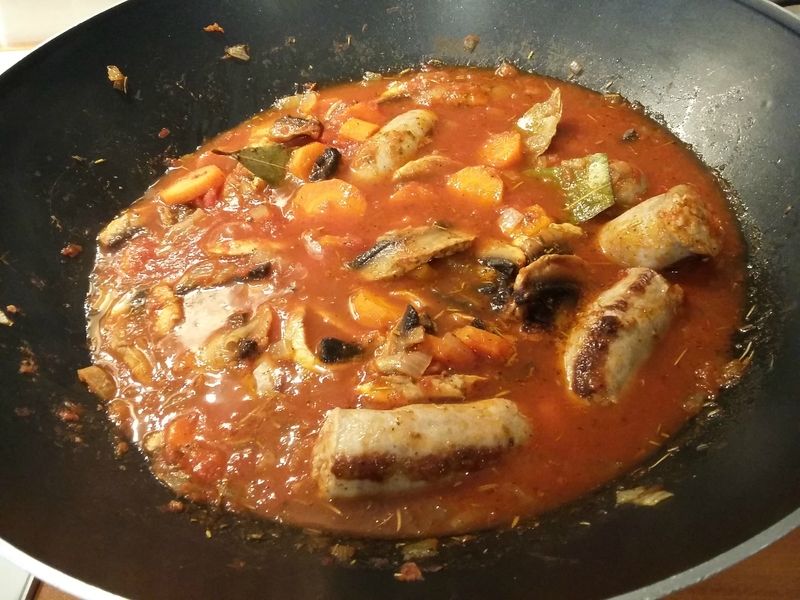 Cocotte de saucisses aux tomates,&nbsp;carottes