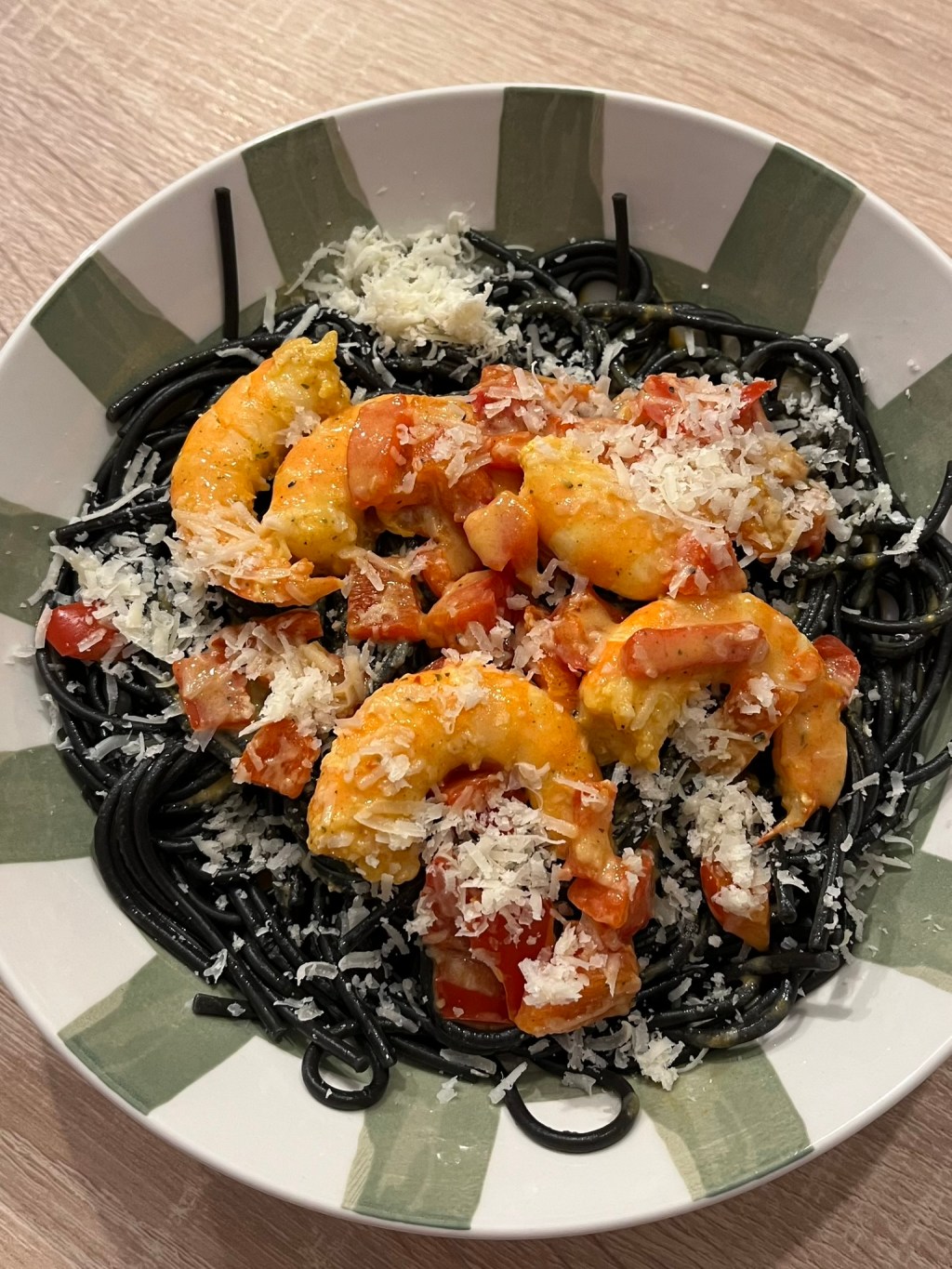 Spaghettis à l’encre de seiche & bisque de crevettes&nbsp;maison