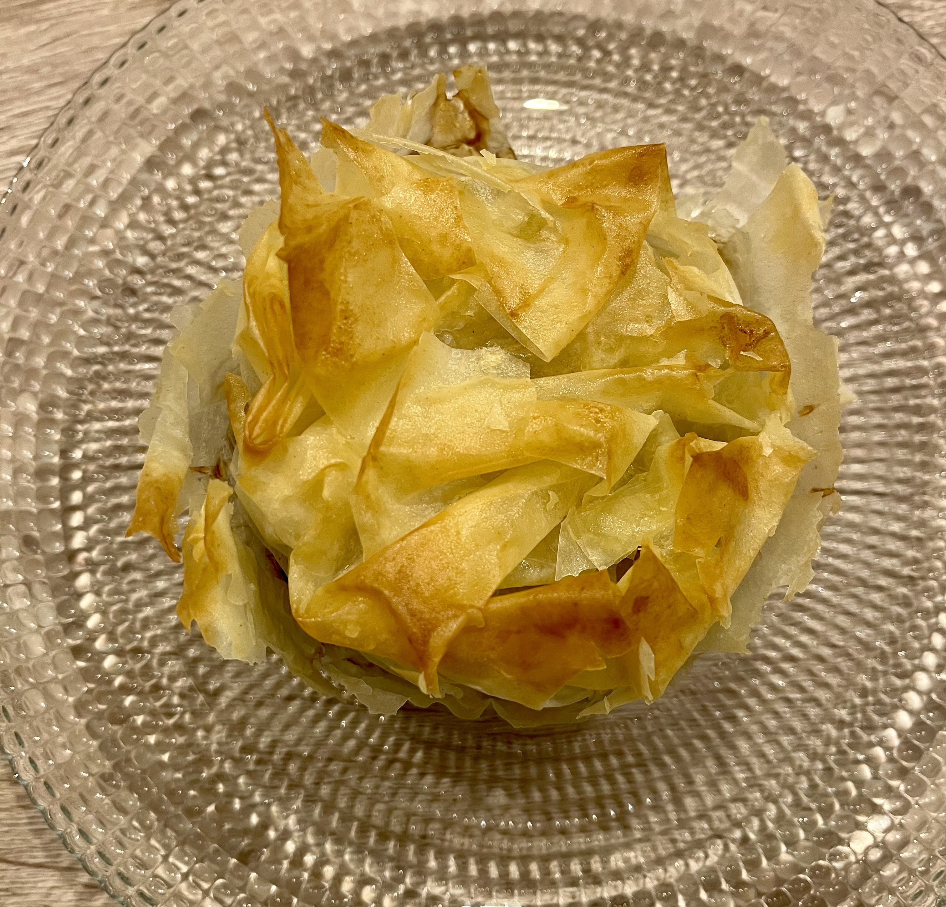 Croustades individuelles aux pommes dans leur pâte filo croustillante, saupoudrées de sucre glace.
