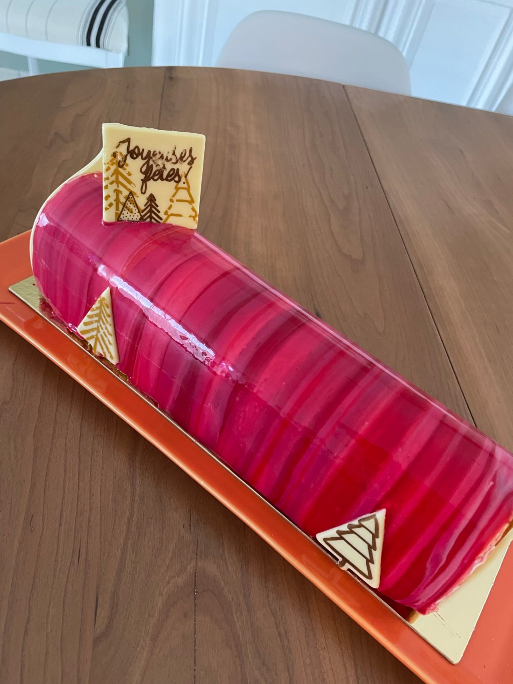 Bûche pistache insert cerise et son biscuit&nbsp;madeleine