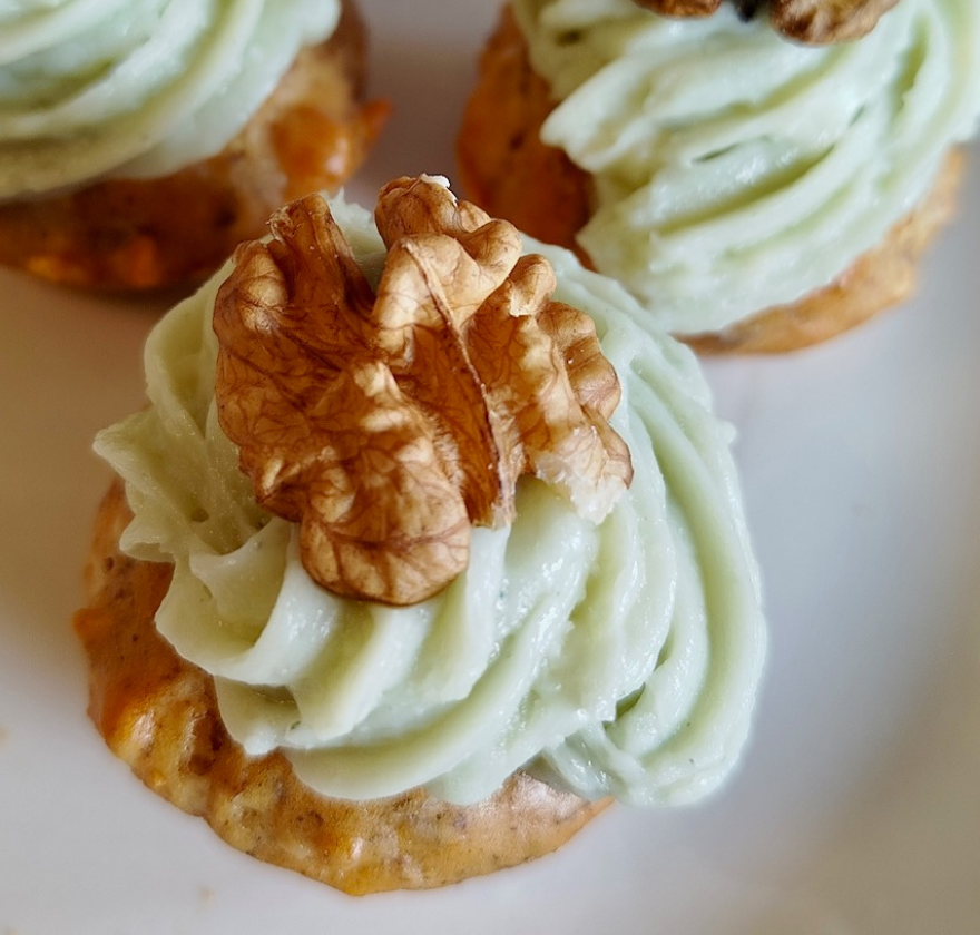 petits cupcakes au roquefort et noix sur une assiette blanche