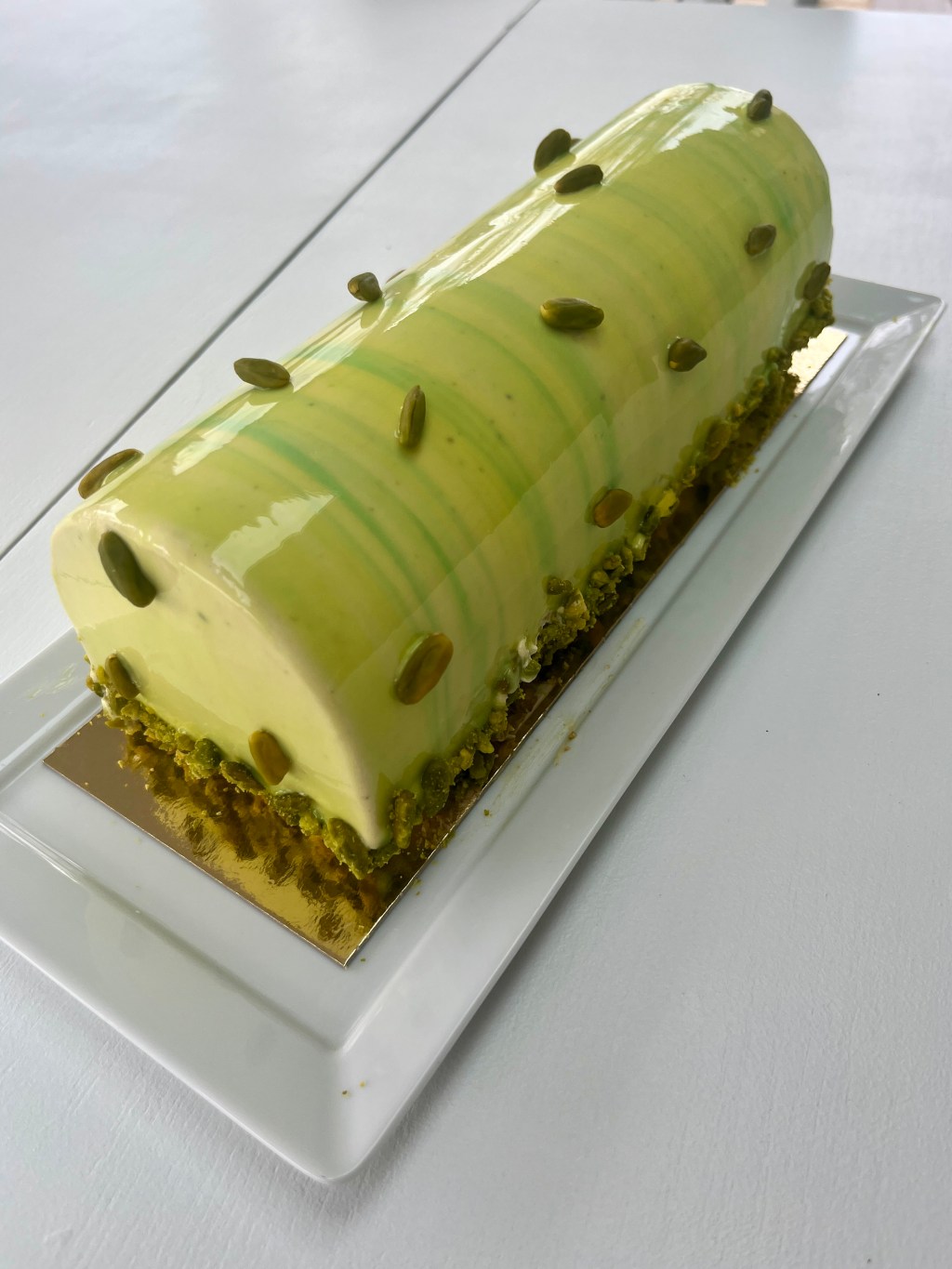 Bûche pistache insert cerise et son biscuit&nbsp;madeleine