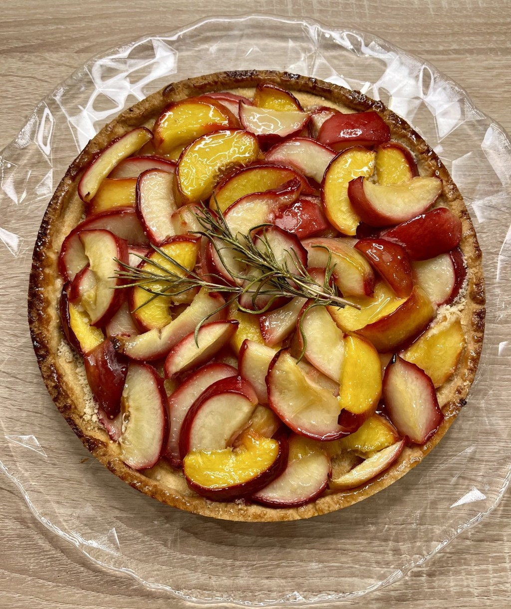 Tarte aux pêches, romarin & citron vert façon&nbsp;Ottolenghi