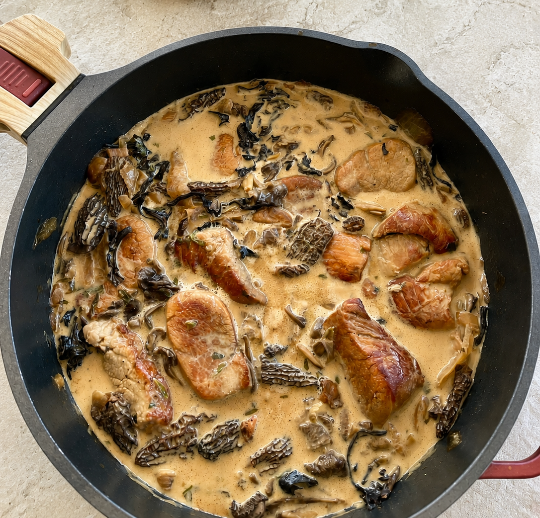 filet mignon avec ses champignons et sa sauce crémeuse dans une sauteuse